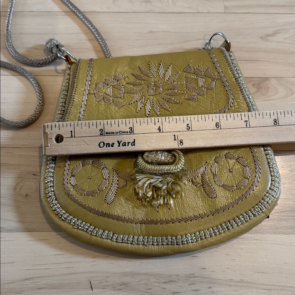 Vintage-Leather Embroidered crossbody handbag purse-decorative tassel closure - Picture 3 of 7